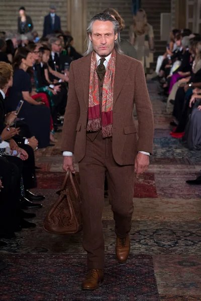 Look 13